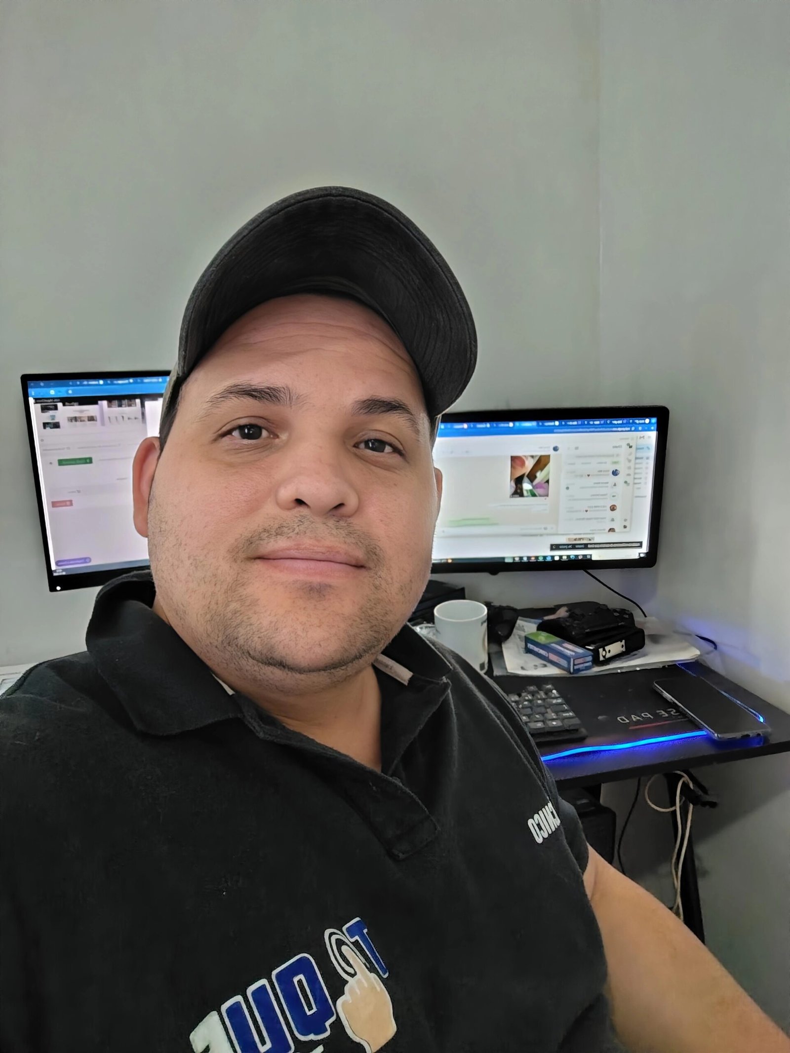 Técnico profesional reparando equipos informáticos en Toque Técnico SpA