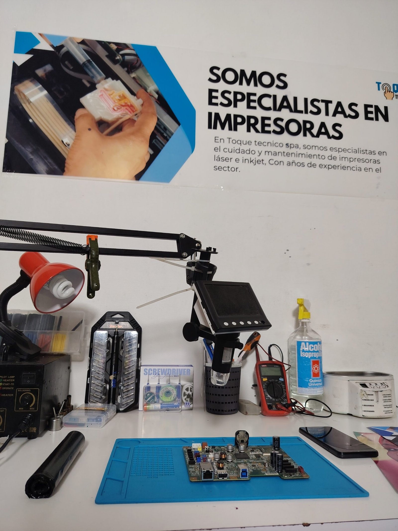 Técnico especialista en reparación de computadores e impresoras a domicilio en Santiago, trabajando en el escritorio de un cliente